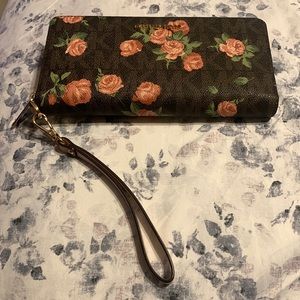 Michael Kors Hand Held Women’s Wallet.